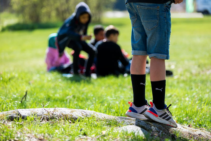 Barn som leker utomhus.