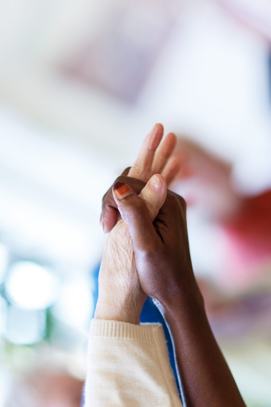 Två händer håller handen