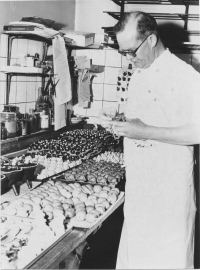 Söderbergs eftr konditori ny ägare 1968 Allan Lindahl som övertagit av konditor Sture Johansson 1934 November - 15 Januari 1968