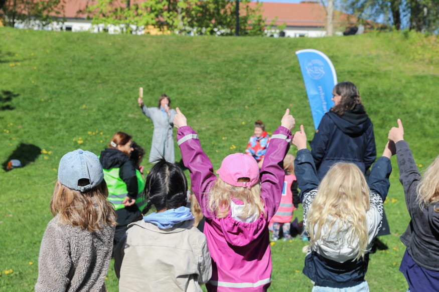 Barn som dansar utomhus.