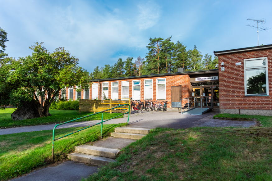 Skogsborgsskolans entré.