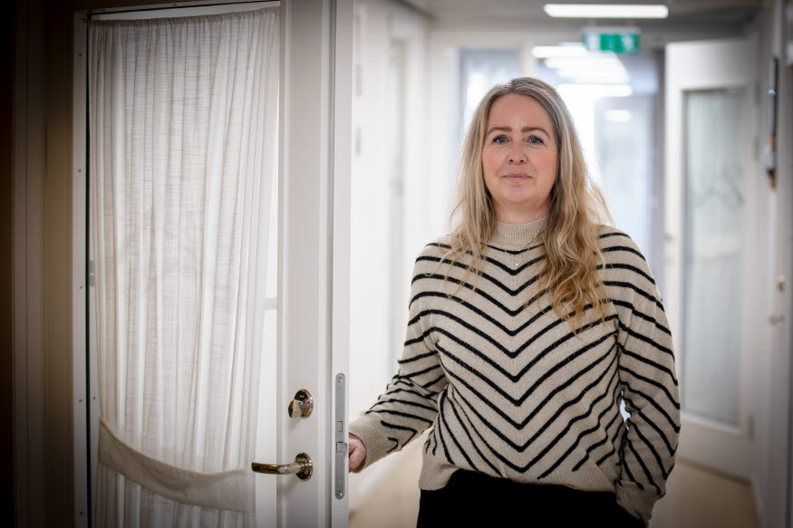 Caroline står i en korridor