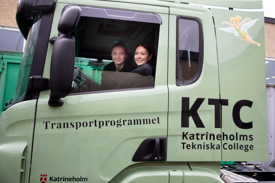 Elever från fordons och transportprogrammet sitter i en lastbil