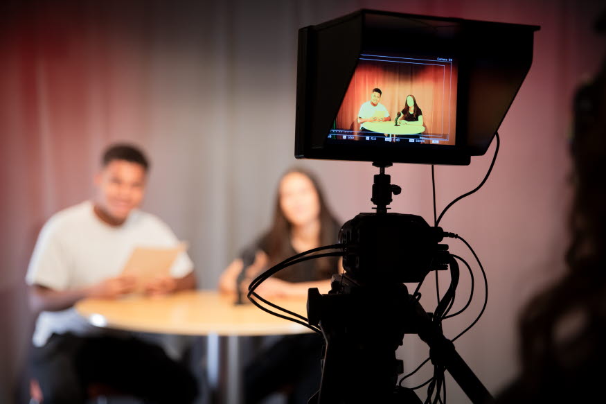 En videokamera och två elever. 