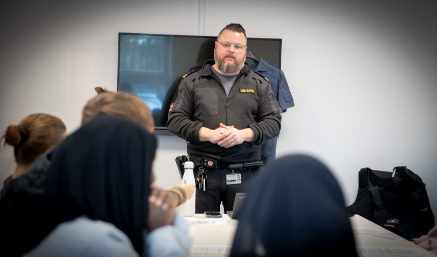 En man i väktaruniform