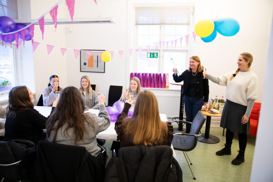 En grupp studenter vid ett bord. 