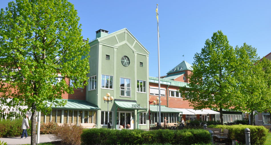 Kulturhuset Ängelns entré i sommarväder. Foto: Camilla Lindgren.