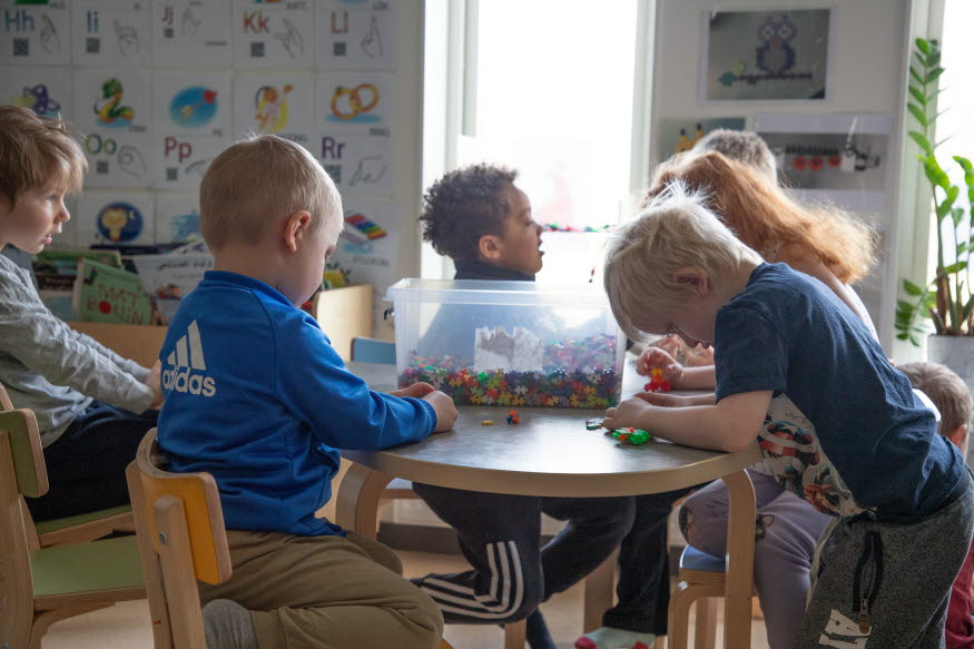 Barn som leker med plusplus.