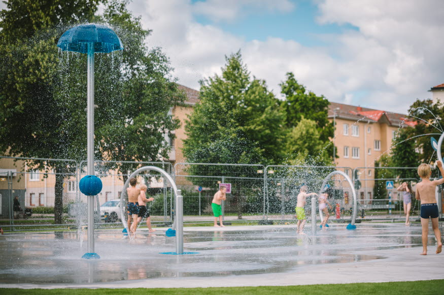 Vy över lekande barn i vattenlekparken