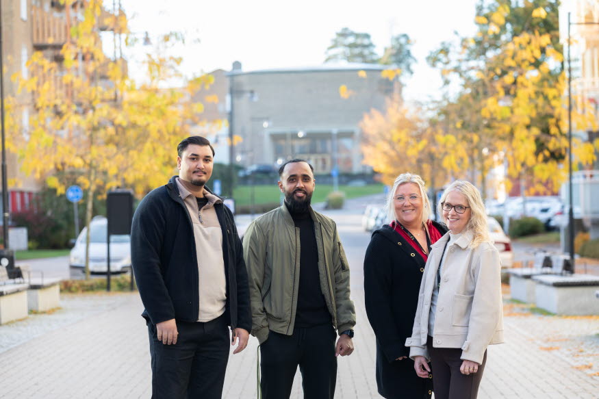 Fyra personer i stadsmiljö. 