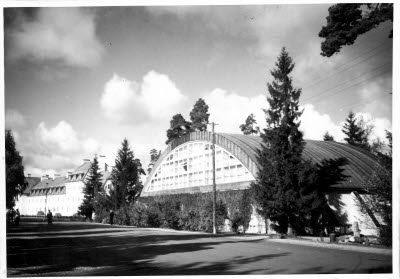 Tennishallen vid Oppundavägen. Till vänster Hemgården