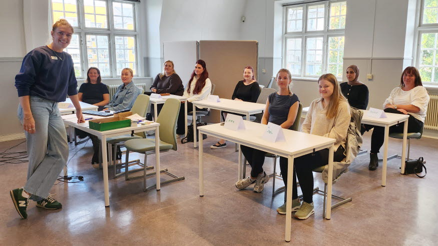 Flera studenter i ett klassrum. 