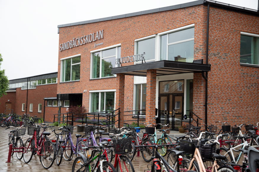 Sandbäcksskolans entré.