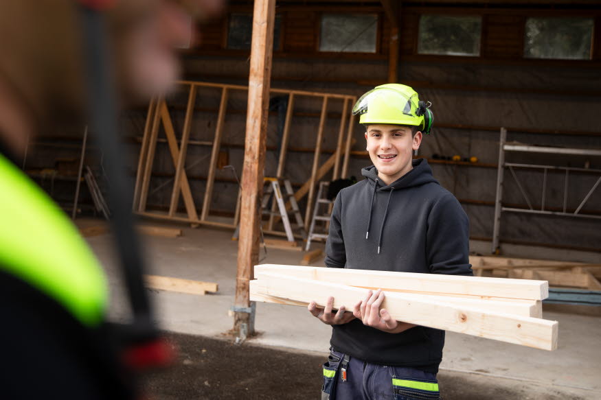 Elev som bär brädor.