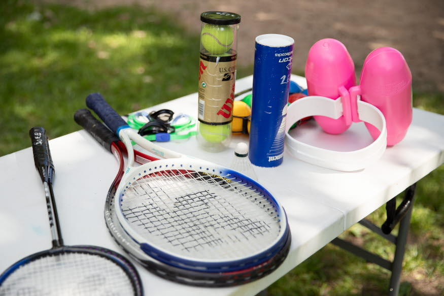 racket och simprylar.