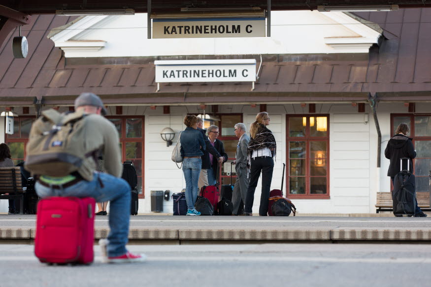 Katrineholms centralstation med flera människor som står på perrongen