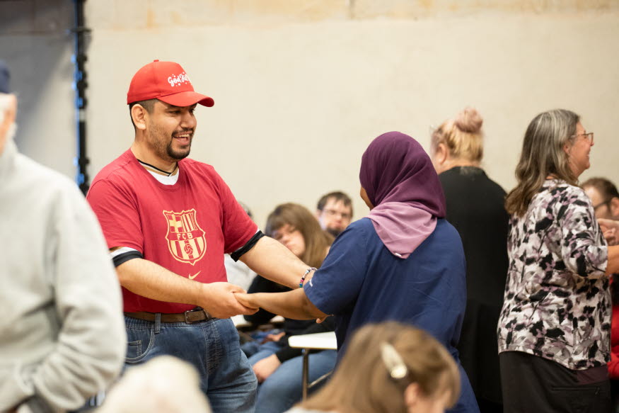 Två personer håller varandras händer och dansar