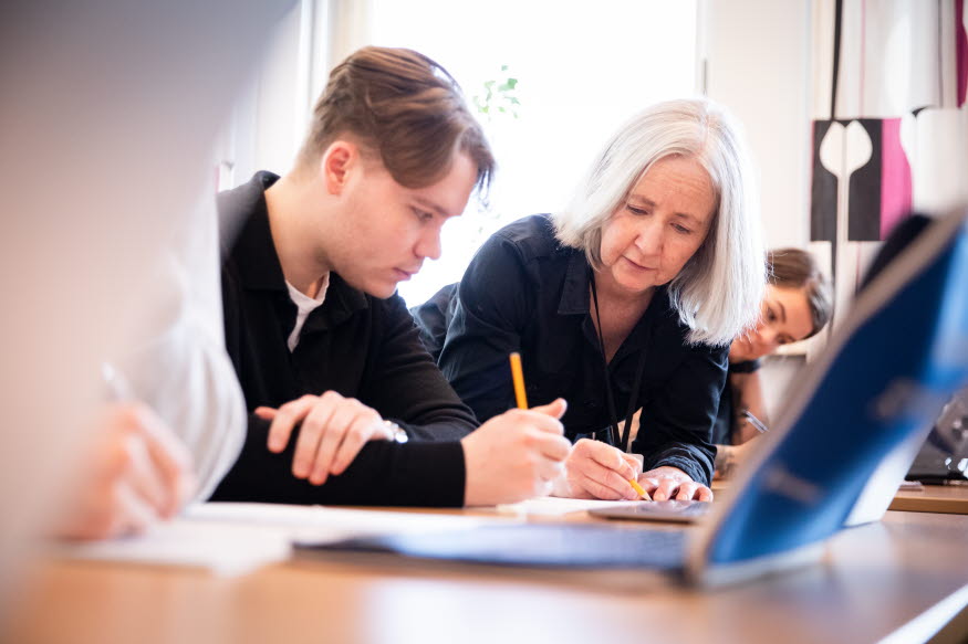 Elev och lärare i ett klassrum. 