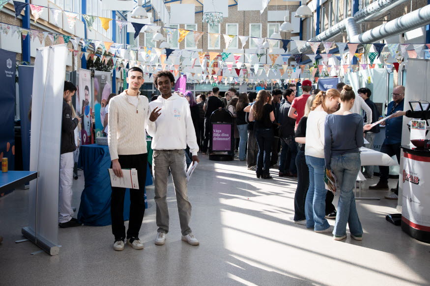 Människor på en mässa. 