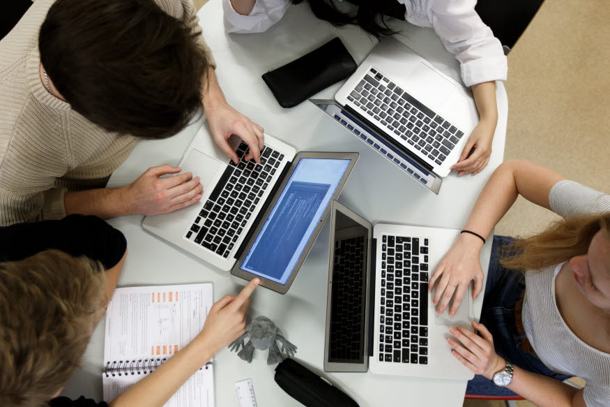 Bild ovanifrån, på elever som jobbad vid sina datorer. 