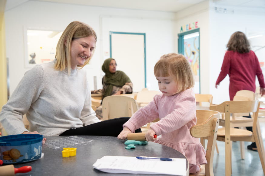 Barn och förälder som leker.