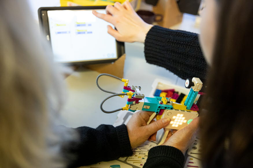 Några elever bygger lego. 