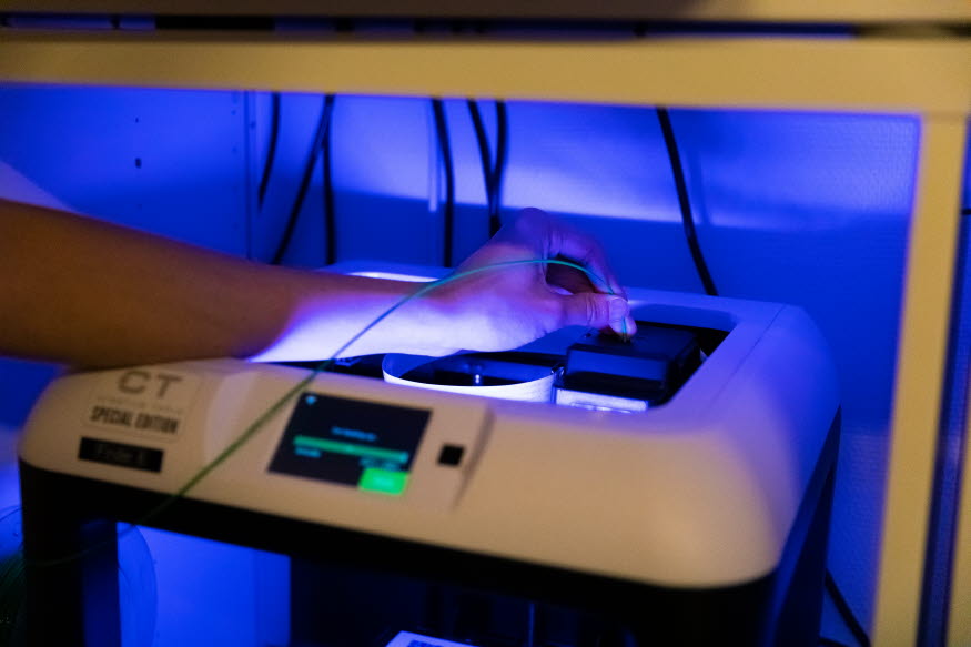 En hand vid en 3D-skrivare. 