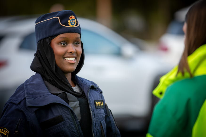 Maida i blå polisuniform