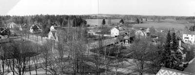 Vy över norra sidan mitten av 1950 - talet Gersnäs, Bondegatan, Epidemisjukhuset i bakgrunden.