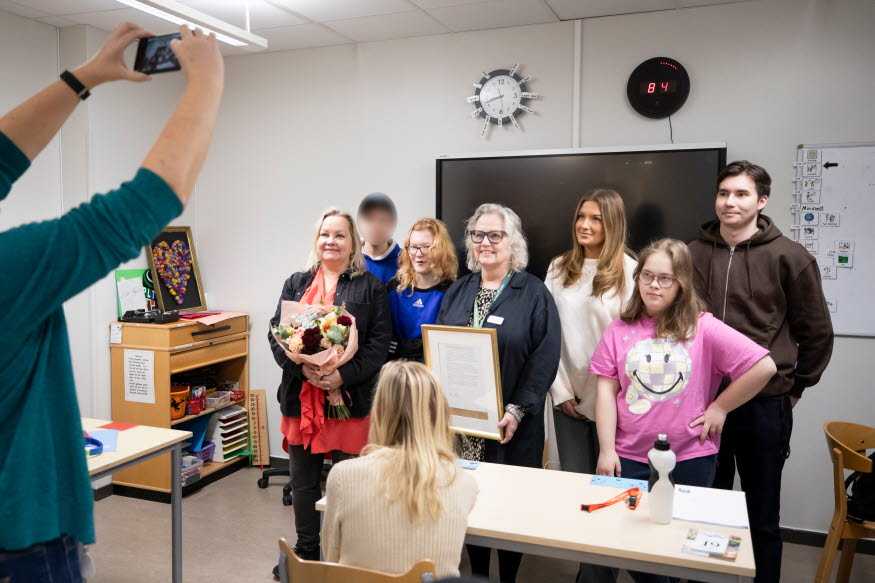 En gruppbild i ett klassrum.