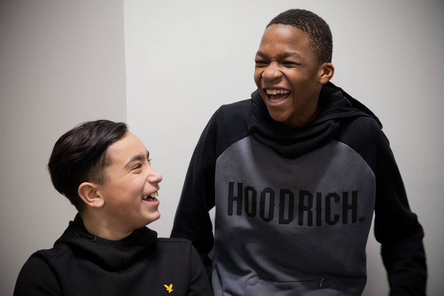 Två elever skrattar.