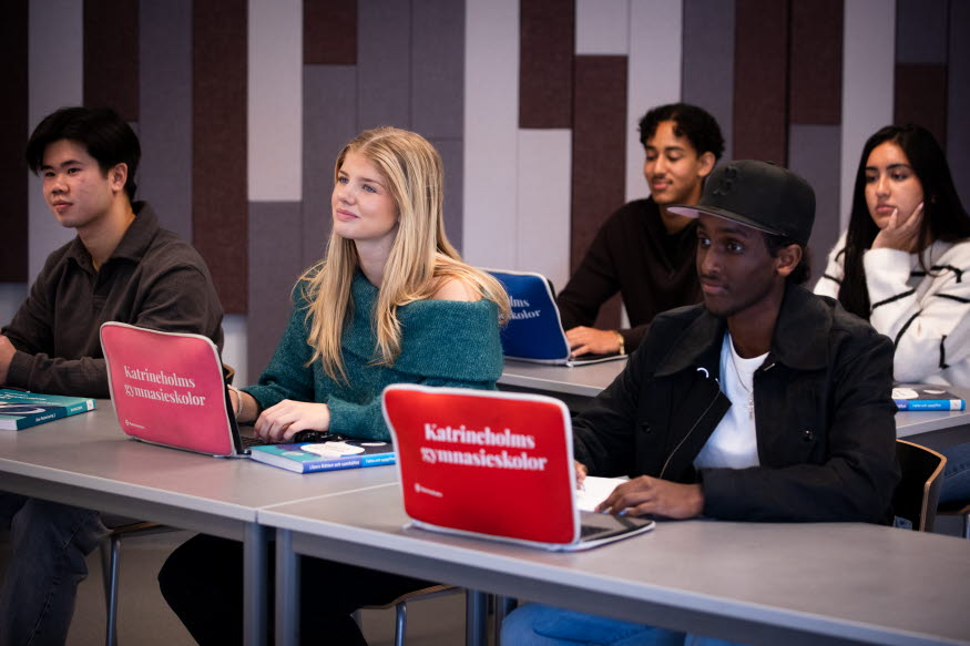 Fem elever i ett klassrum 