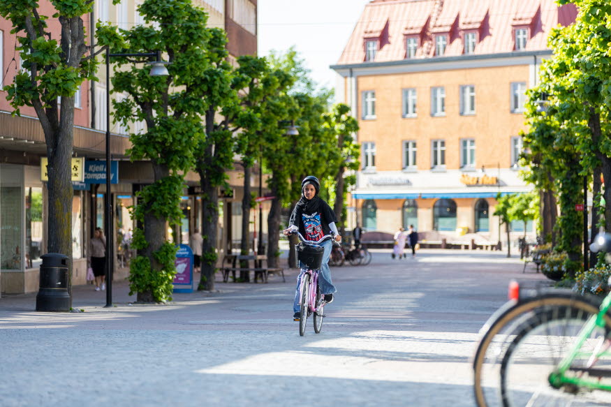 En person som cyklar i en stad.