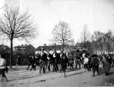  Skyttebasarens musikanter tågar Storgatan till Tivoliplatsen - har här passerat Kullbergska trädgården samt Socitetssalongen (senare församlingshem). 1904