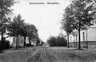 Storgatan med Kullbergska huset till höger. Storgatan 23 och Tingshuset till vänster.