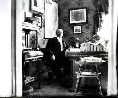 Grosshandlare August Kullberg på sitt kontor 1904