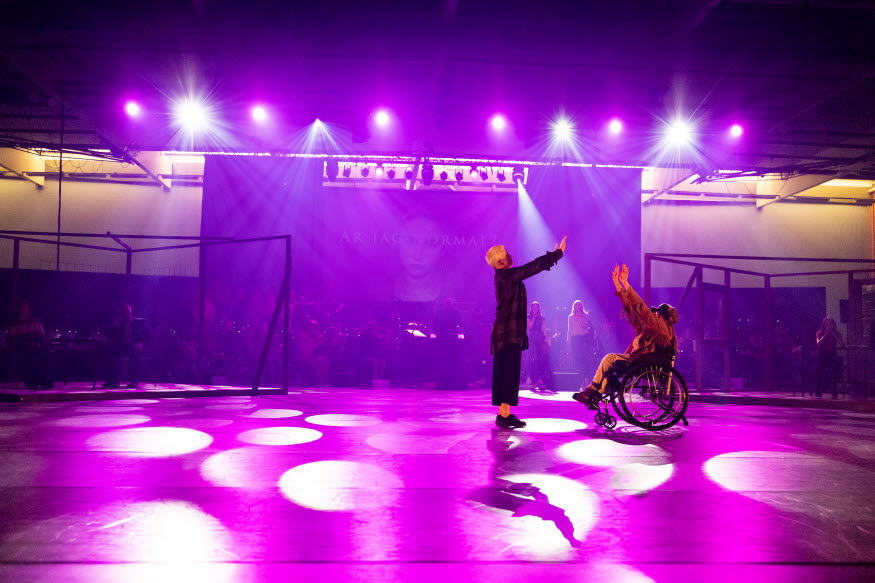 Föreställning, två personer på scenen.