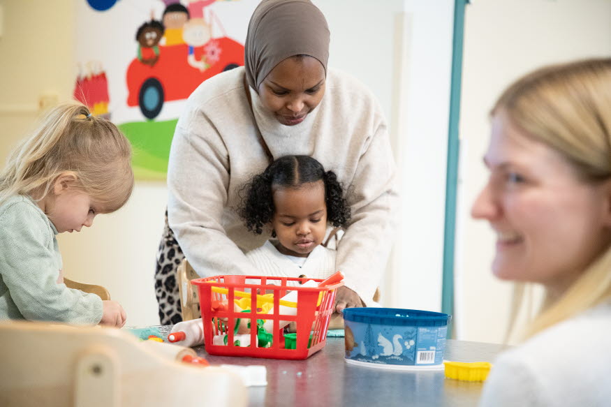 Barn och föräldrar som leker.