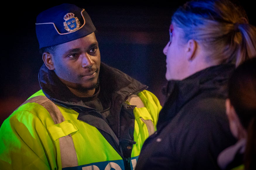 Maida i blå polisuniform
