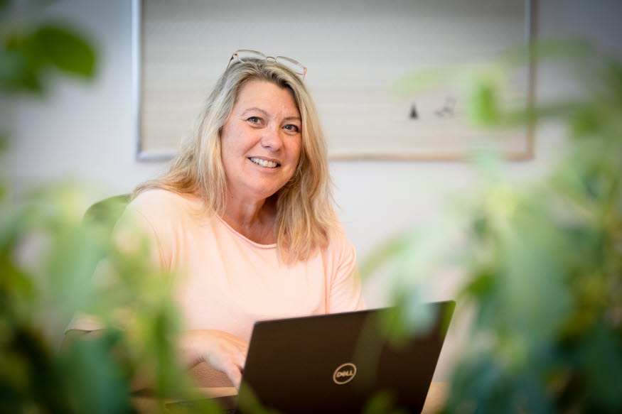 EN person vid en dator.