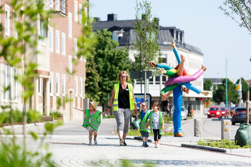 Förskolebarn och lärare vandrar i centrala Katrineholm och vid ett av alla fina konstverk.