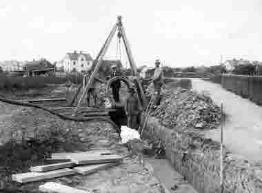 Gatuarbeten läggning av avloppsrör i grav. Rör gjutes på plats! SveaplanKatrineholm1924