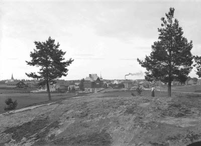 Vy från Vingåkersvägen intill Nordanåskyrkogården. I mitten sed Margretehill
