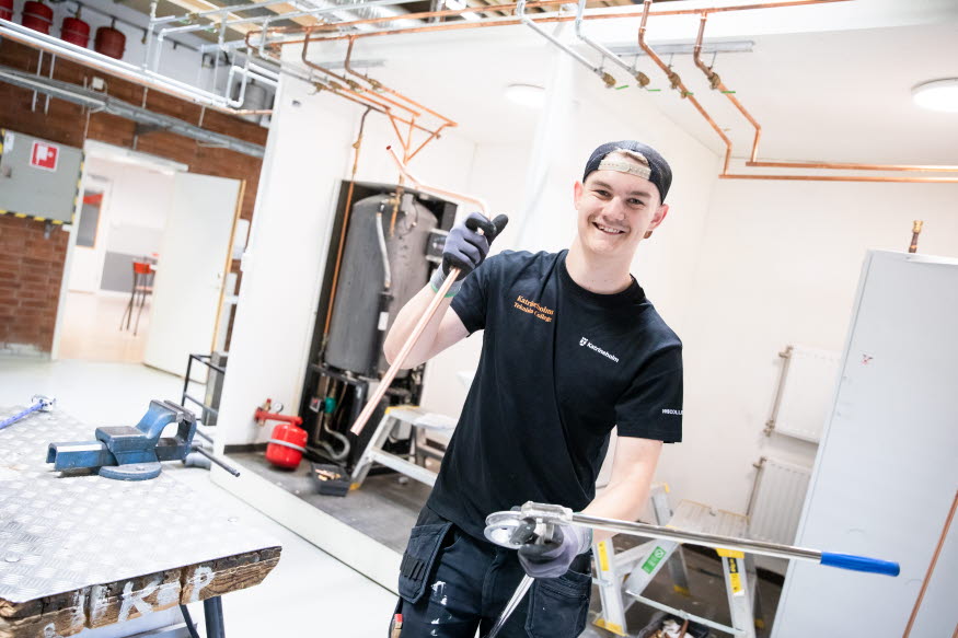 Elever på VVS och fastighetsprogrammet arbetar och ser glad ut