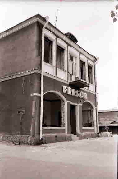 Frisörshuset vid "Raggarbacken" under rivning 13 maj 1990