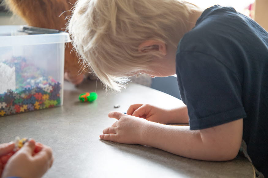 Barn som leker med plusplus.