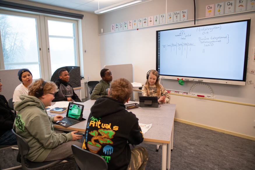 Några barn i ett klassrum.