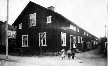 Barn utanför bostad på Kungsgatan 6