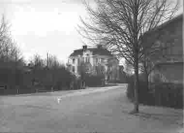 Tingshusparken. Mitt i bild, Kullbergska huset. Till höger Gamla tingshuset. Ca 1905