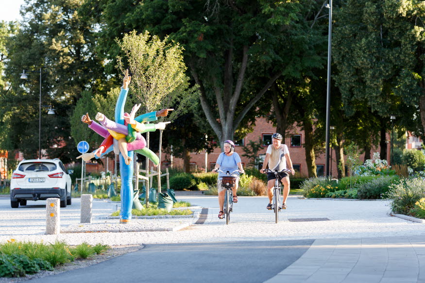Två personer cyklar i centrala Katrineholms kommun.